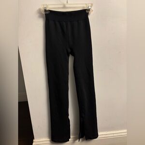 FABLETICS Black ribbed flare leggings!